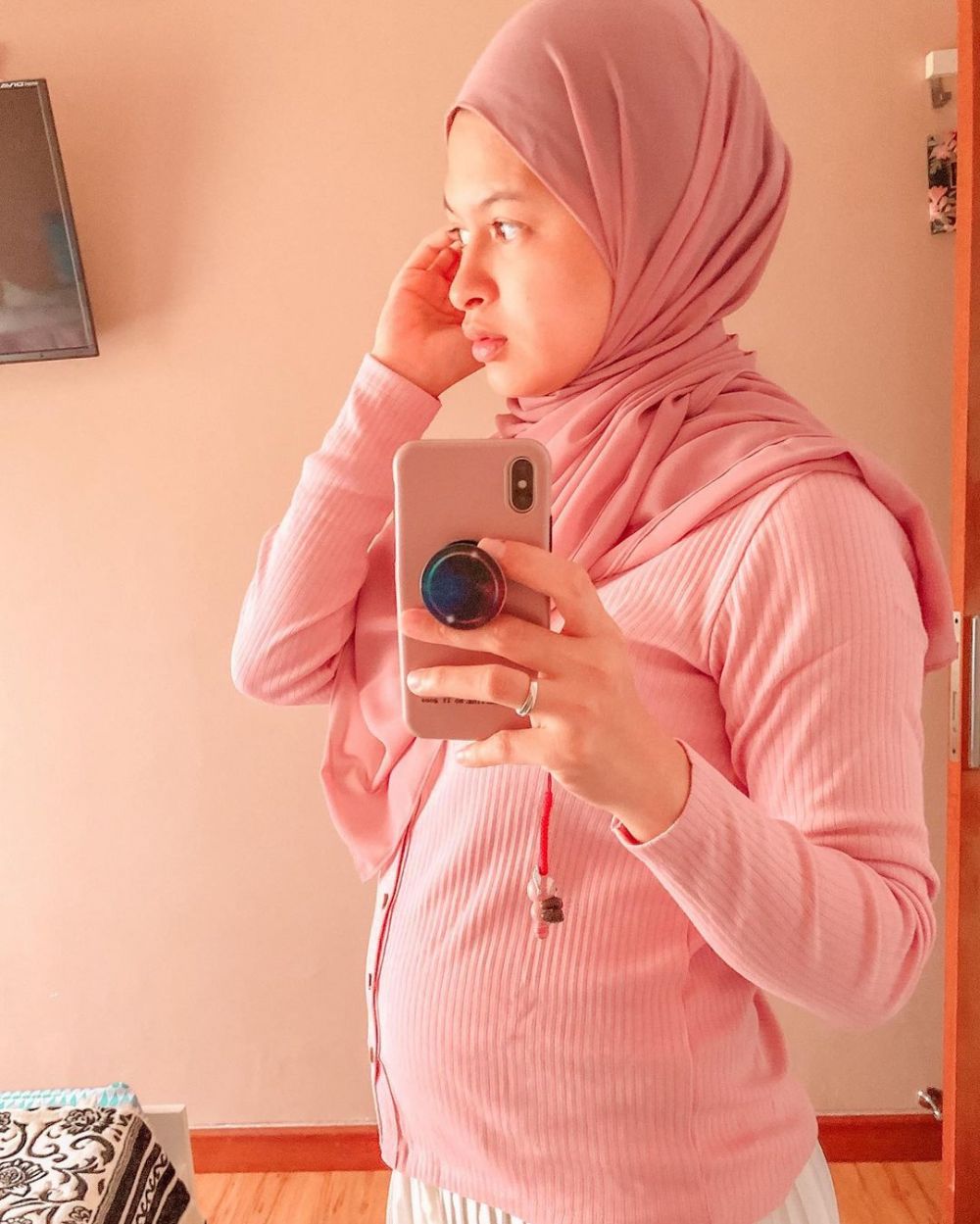 8 Gaya outfit Zhi Alatas saat hamil, bisa jadi inspirasi