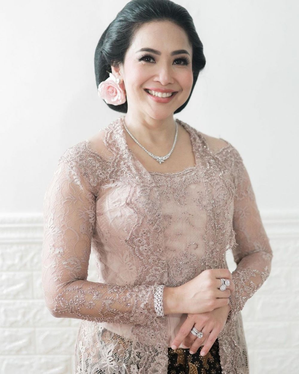 Gaya 10 seleb di pernikahan anaknya, Hetty Koes Endang curi perhatian