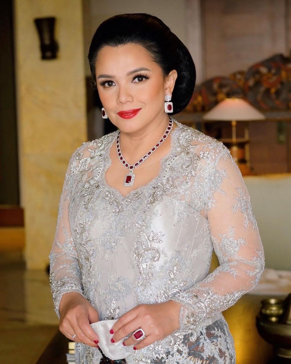 Gaya 10 seleb di pernikahan anaknya, Hetty Koes Endang curi perhatian