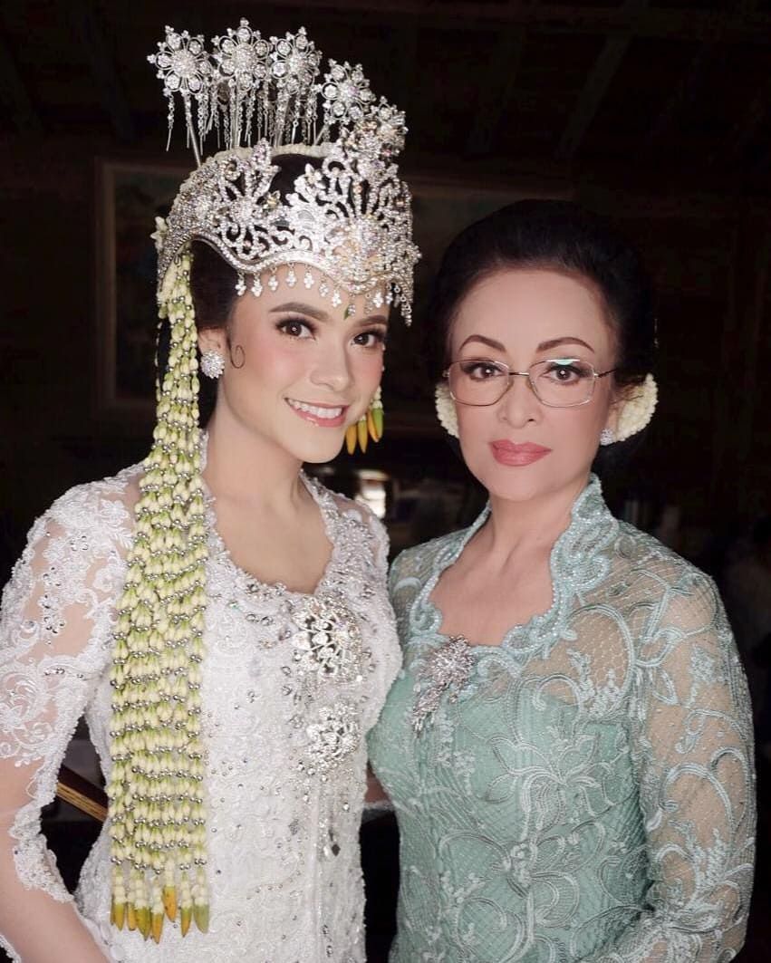Gaya 10 seleb di pernikahan anaknya, Hetty Koes Endang curi perhatian