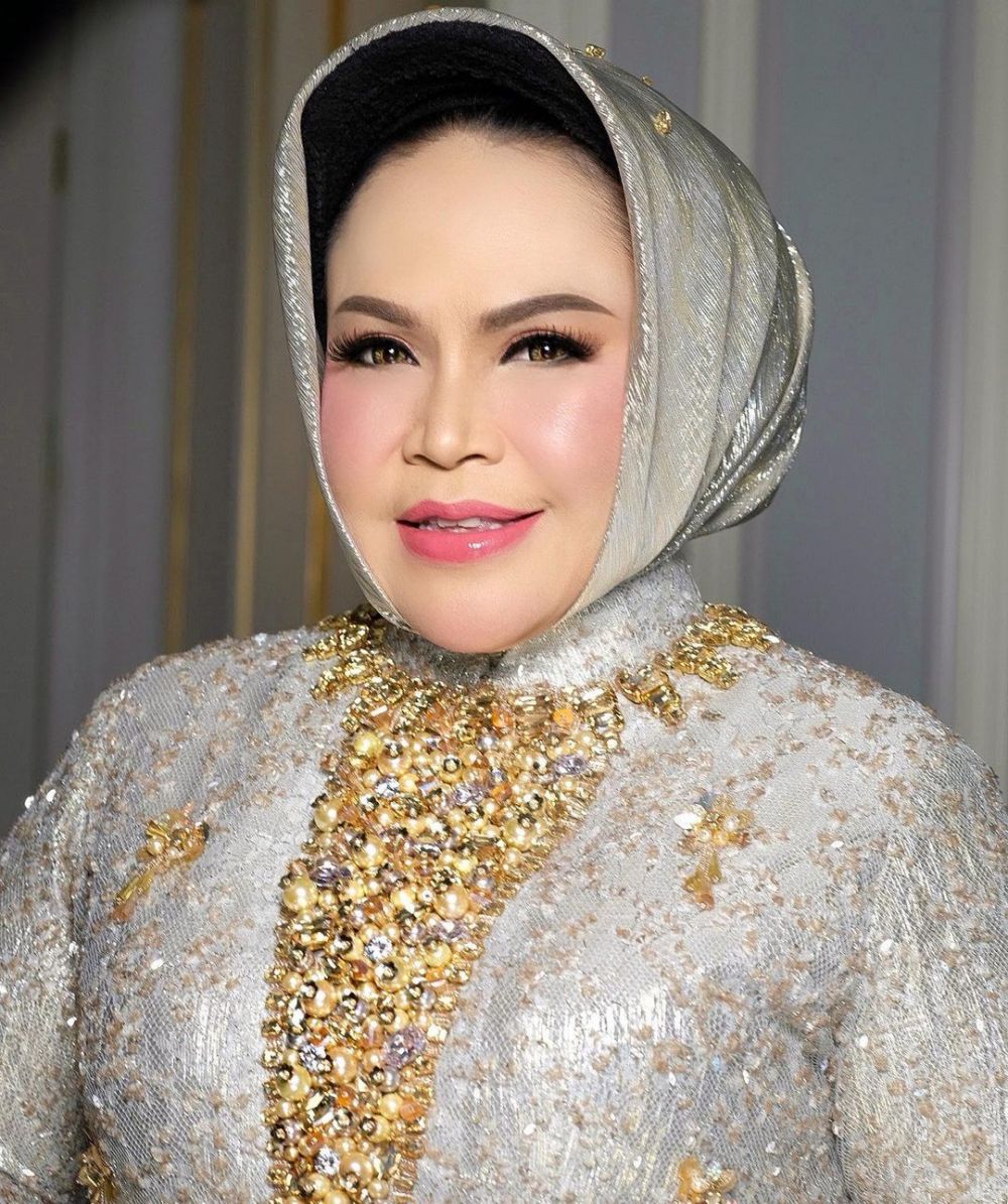 Gaya 10 seleb di pernikahan anaknya, Hetty Koes Endang curi perhatian
