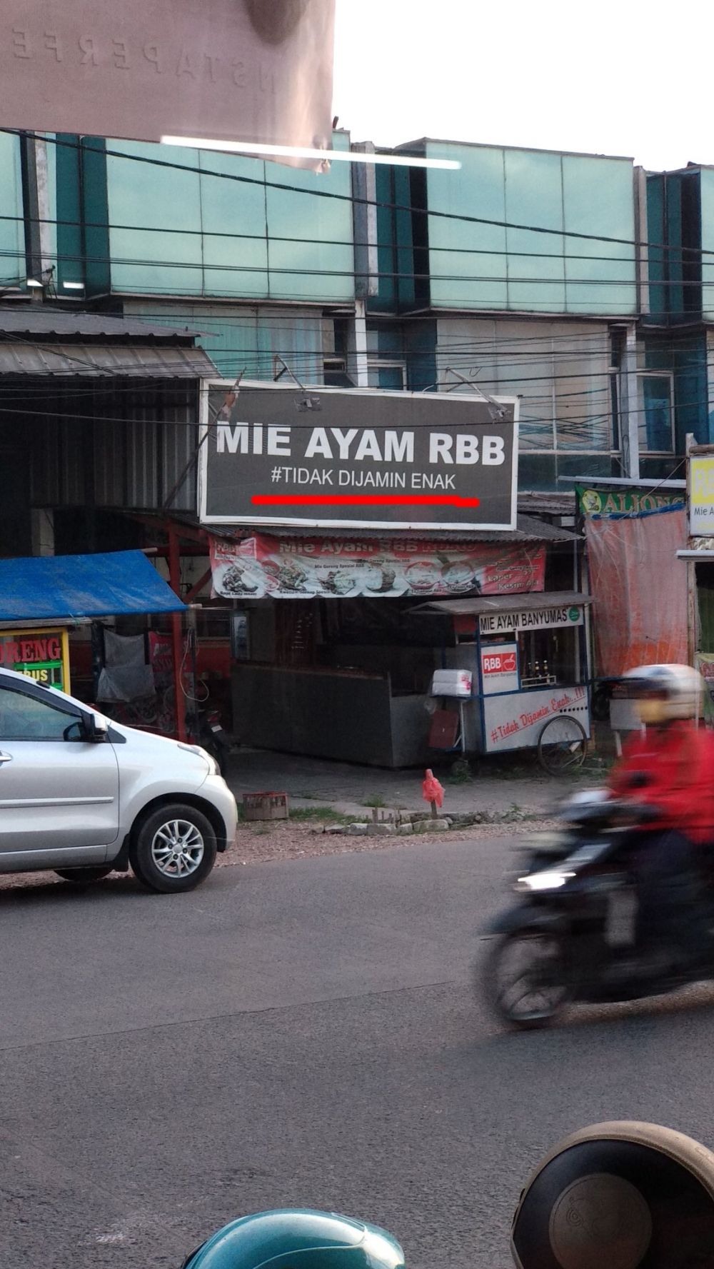 10 Potret nama warung mi ayam antimainstream, bikin cekikikan