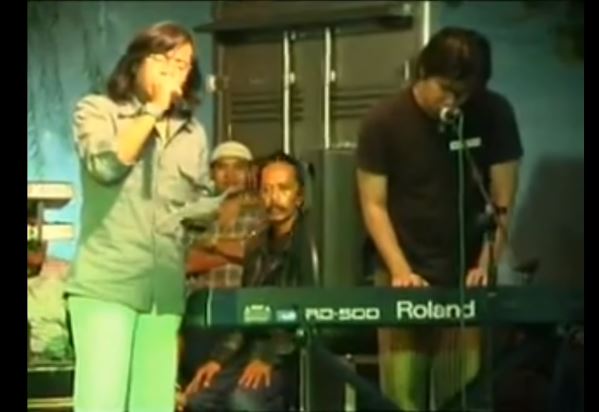 10 Potret lawas Ahmad Dhani dan Ari Lasso, bersahabat sejak SMA