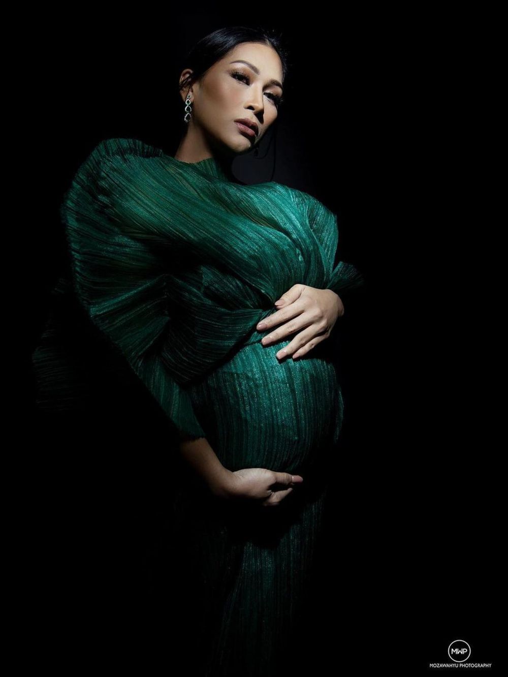 8 Gaya maternity shoot Tata Janeeta, tertutup namun tetap elegan