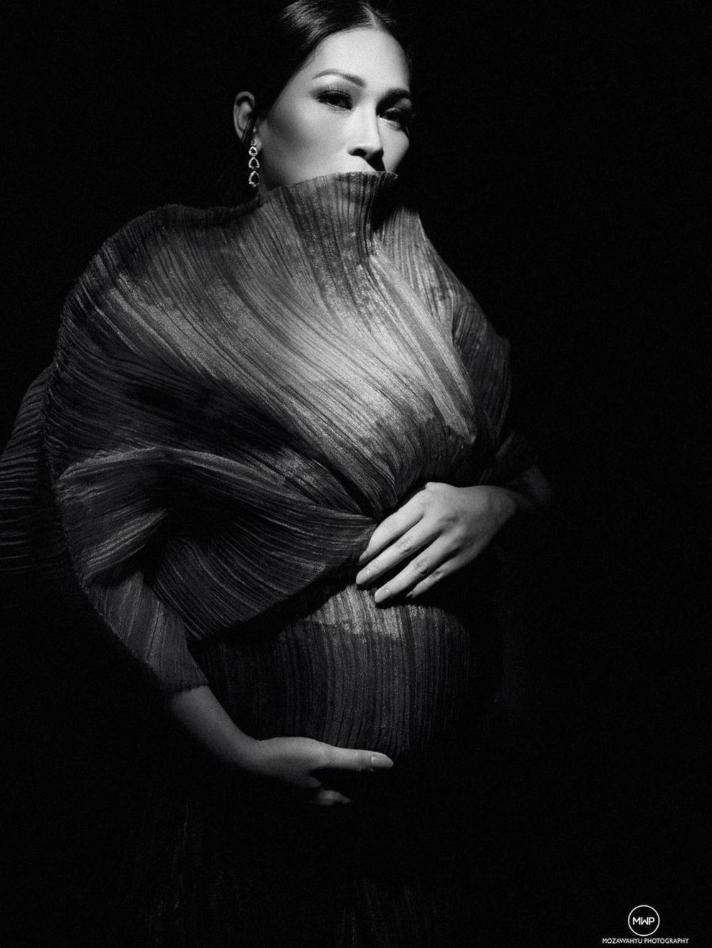 8 Gaya maternity shoot Tata Janeeta, tertutup namun tetap elegan