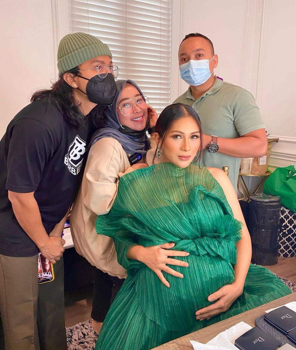 8 Gaya maternity shoot Tata Janeeta, tertutup namun tetap elegan