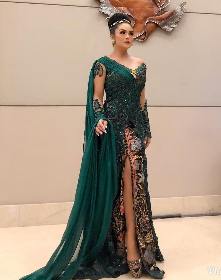 10 Beda gaya Ashanty dan Krisdayanti pakai kebaya, pesonanya terpancar