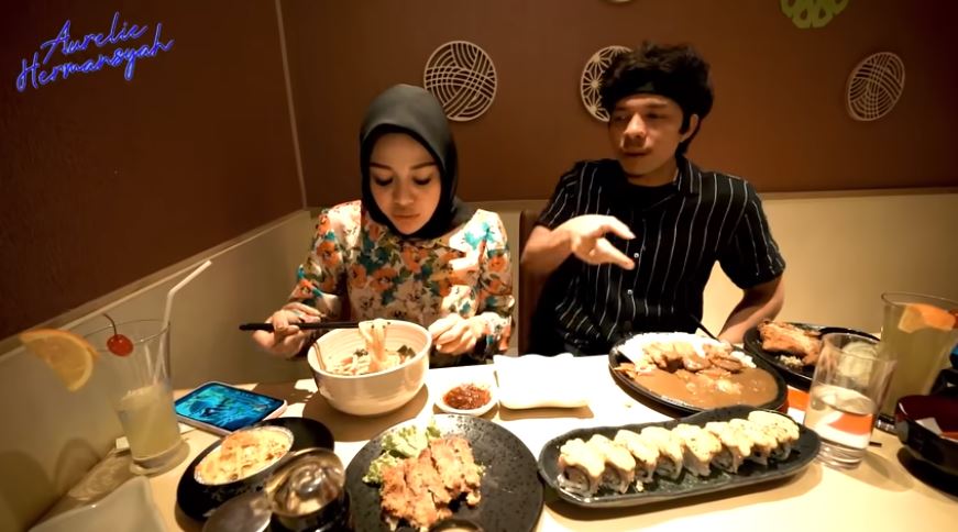 10 Momen Atta dan Aurel ngabuburit, shopping barang branded