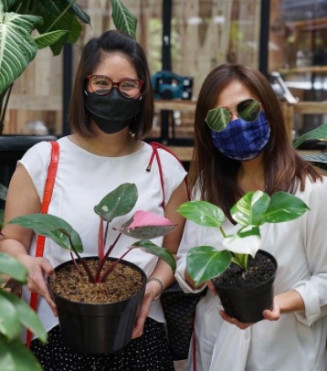 10 Potret kompak Novita Angie dan Ersa Mayori, friendship goals