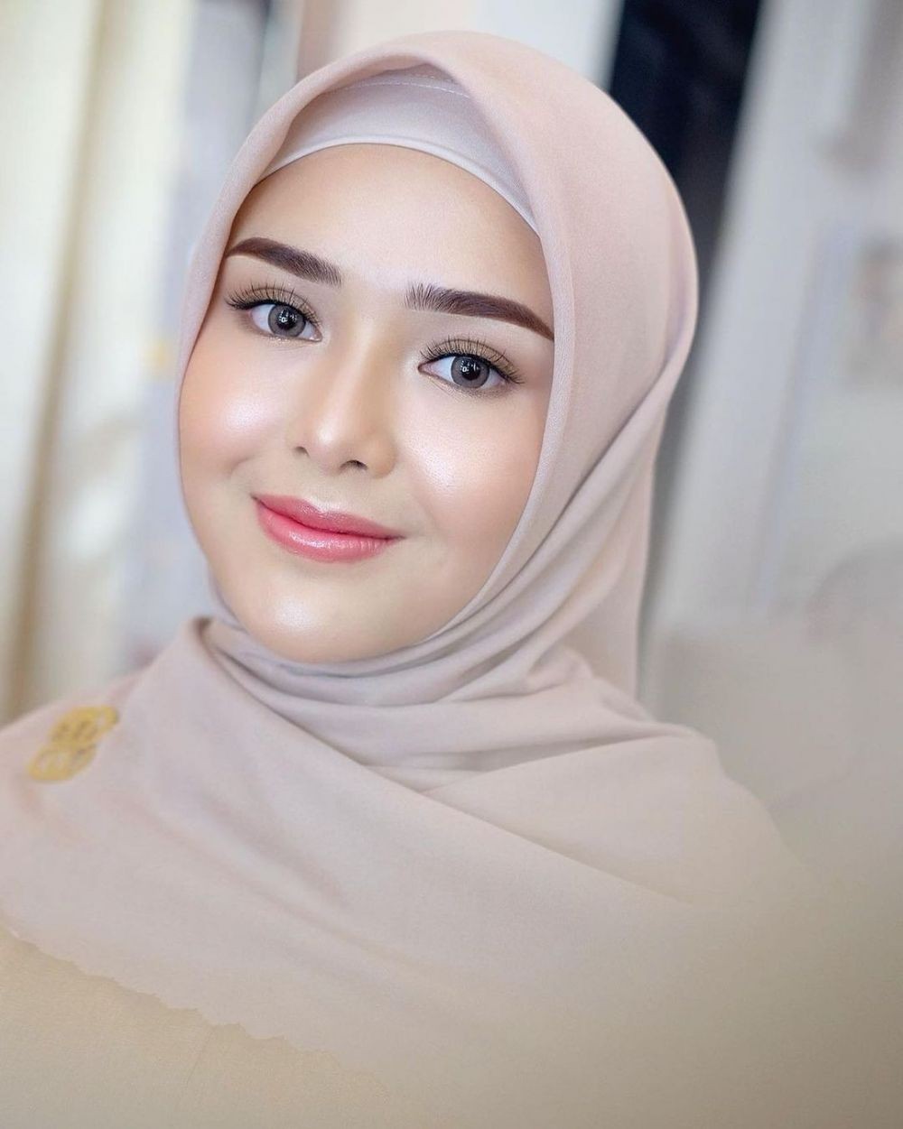 10 Beda gaya Amanda Manopo dan Glenca Chysara saat berhijab, memesona