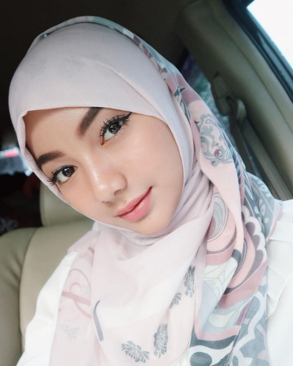 10 Beda gaya Amanda Manopo dan Glenca Chysara saat berhijab, memesona