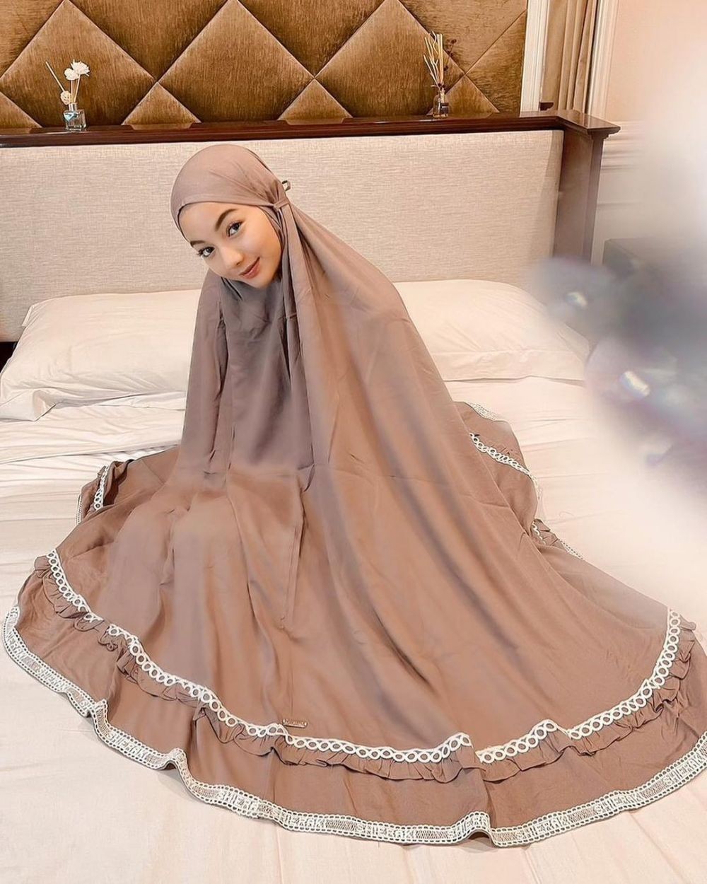 10 Beda gaya Amanda Manopo dan Glenca Chysara saat berhijab, memesona