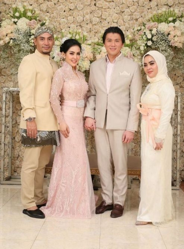 10 Beda gaya Syahrini dan Luna Maya saat kondangan, sosialita abis