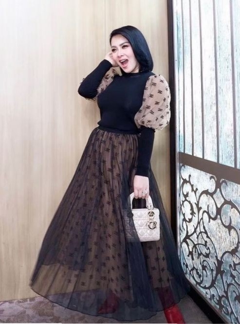 10 Beda gaya Syahrini dan Luna Maya saat kondangan, sosialita abis