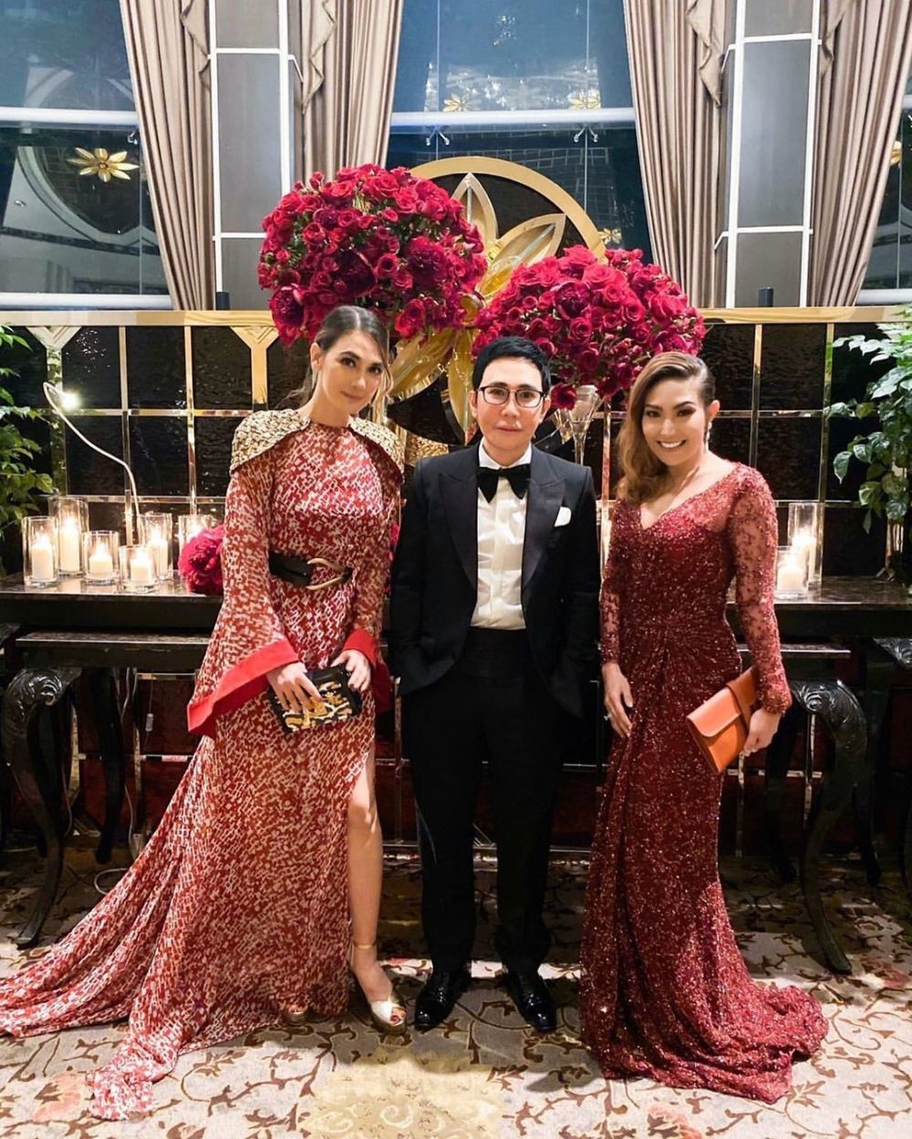 10 Beda gaya Syahrini dan Luna Maya saat kondangan, sosialita abis