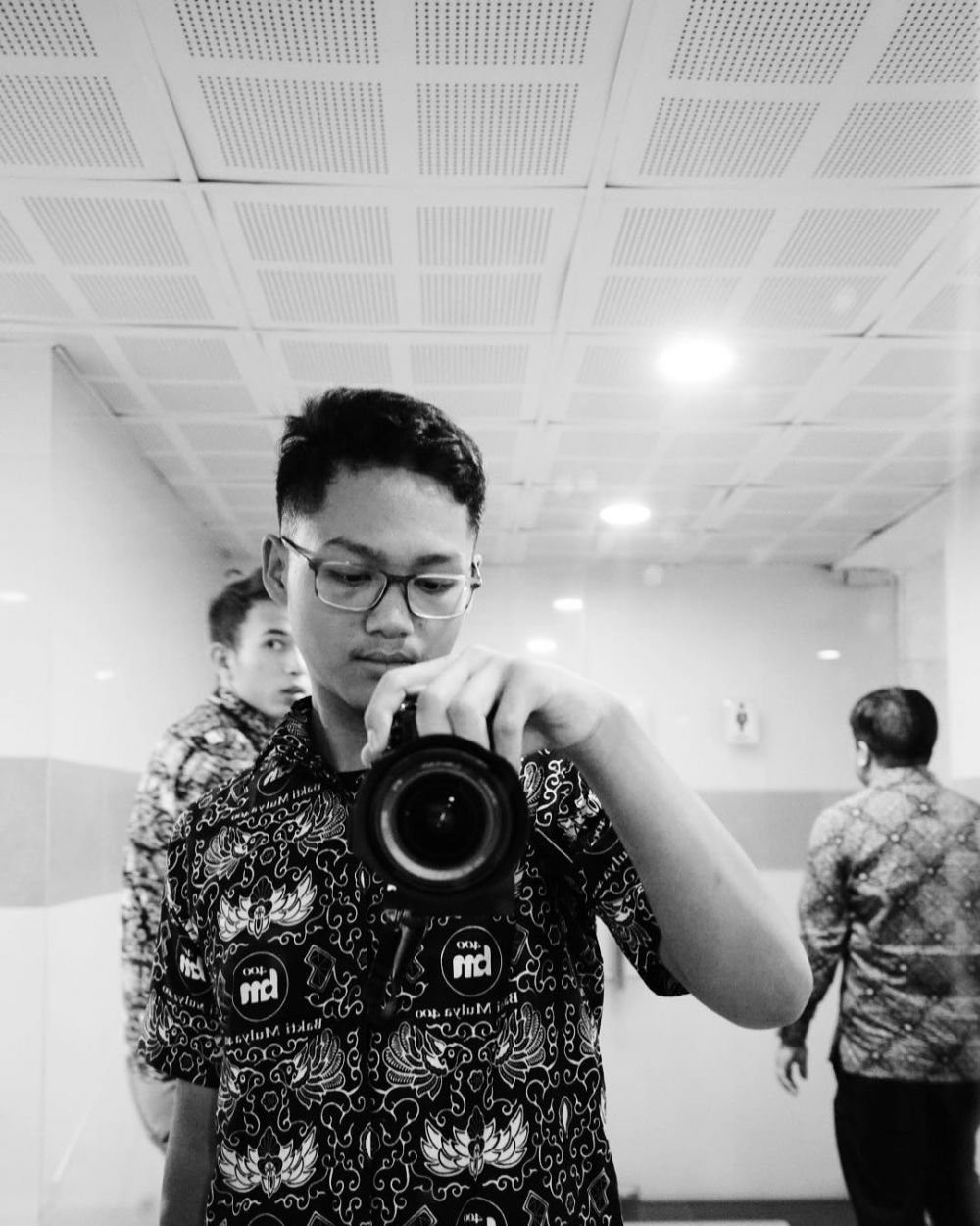 Potret lawas 7 seleb pakai seragam batik sekolah, ada Aurel Hermansyah