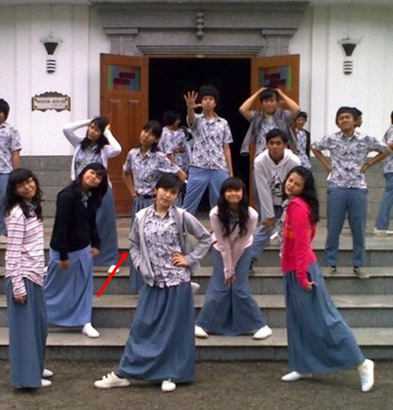 Potret lawas 7 seleb pakai seragam batik sekolah, ada Aurel Hermansyah