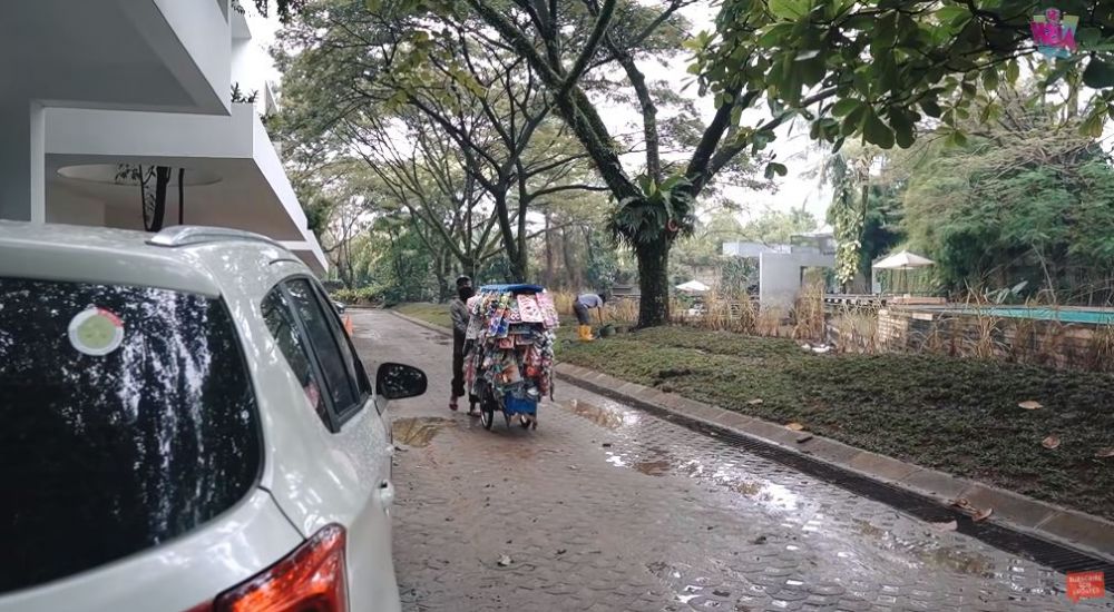 10 Momen Ammar Zoni borong mainan pedagang kaki lima, bikin haru