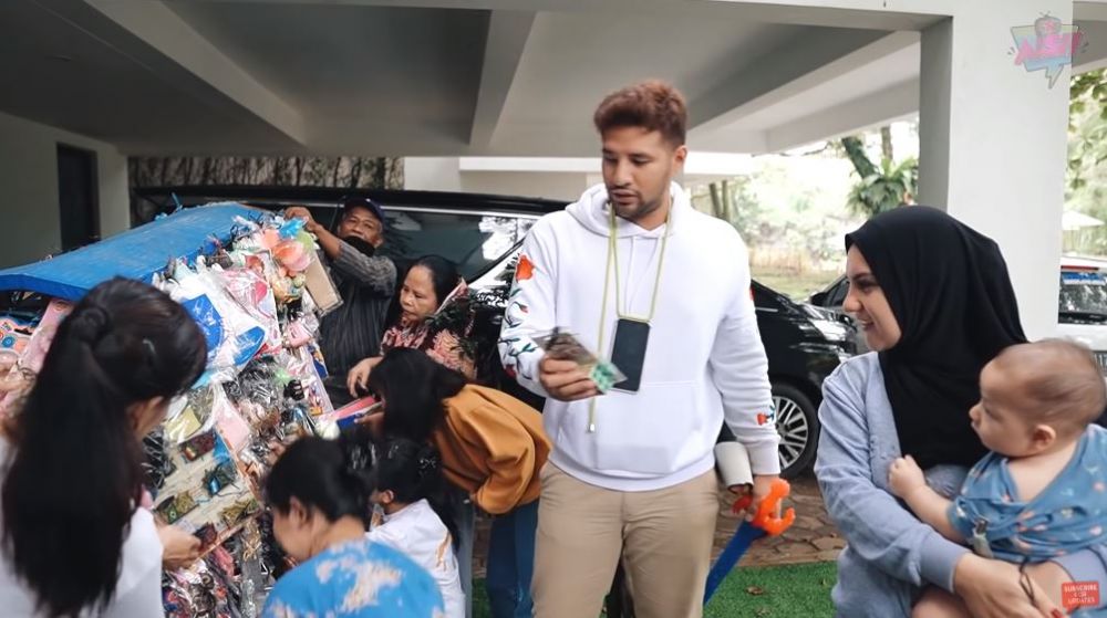 10 Momen Ammar Zoni borong mainan pedagang kaki lima, bikin haru