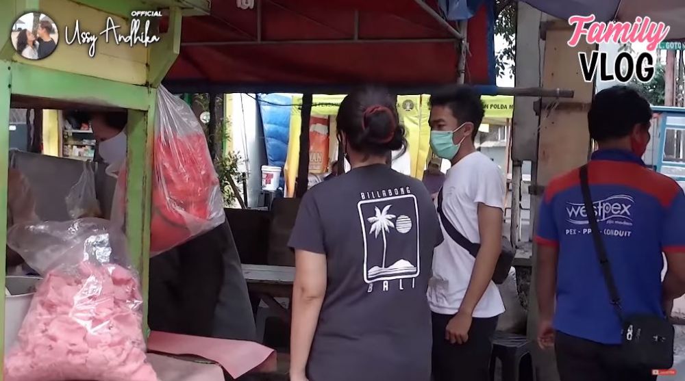 10 Potret Ussy Sulistiawaty kulineran kaki lima, sudah langganan