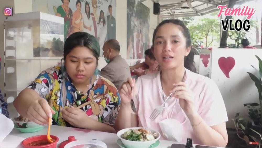 10 Potret Ussy Sulistiawaty kulineran kaki lima, sudah langganan