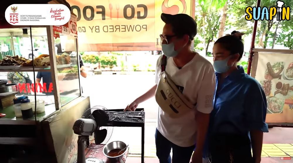 10 Potret Ussy Sulistiawaty kulineran kaki lima, sudah langganan