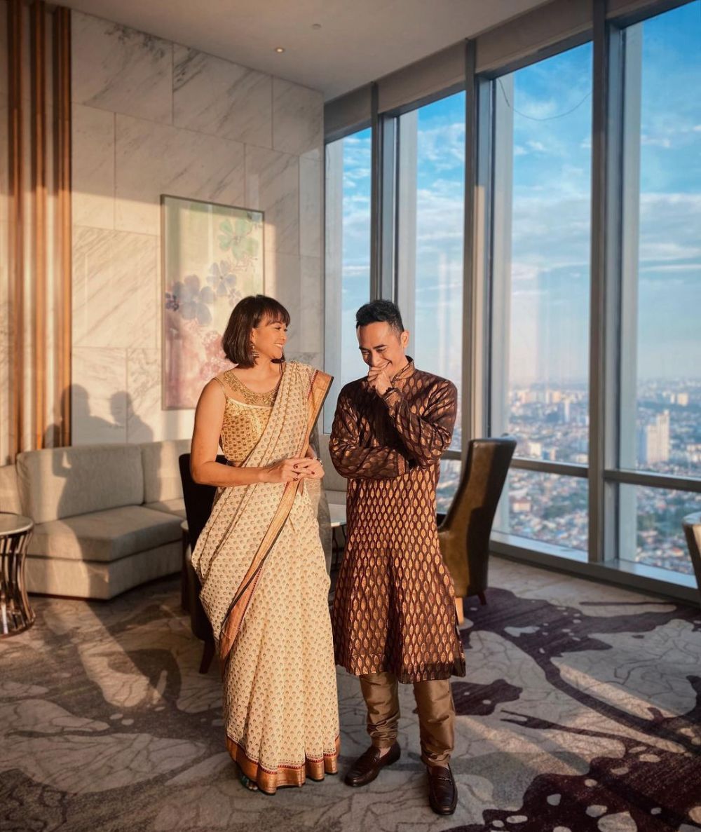 Potret 10 pasangan seleb kenakan baju India, curi perhatian