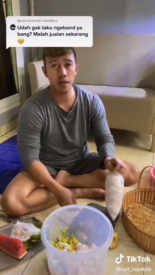 7 Momen Ruri Repvblik jualan es kelapa, sampai lakukan atraksi