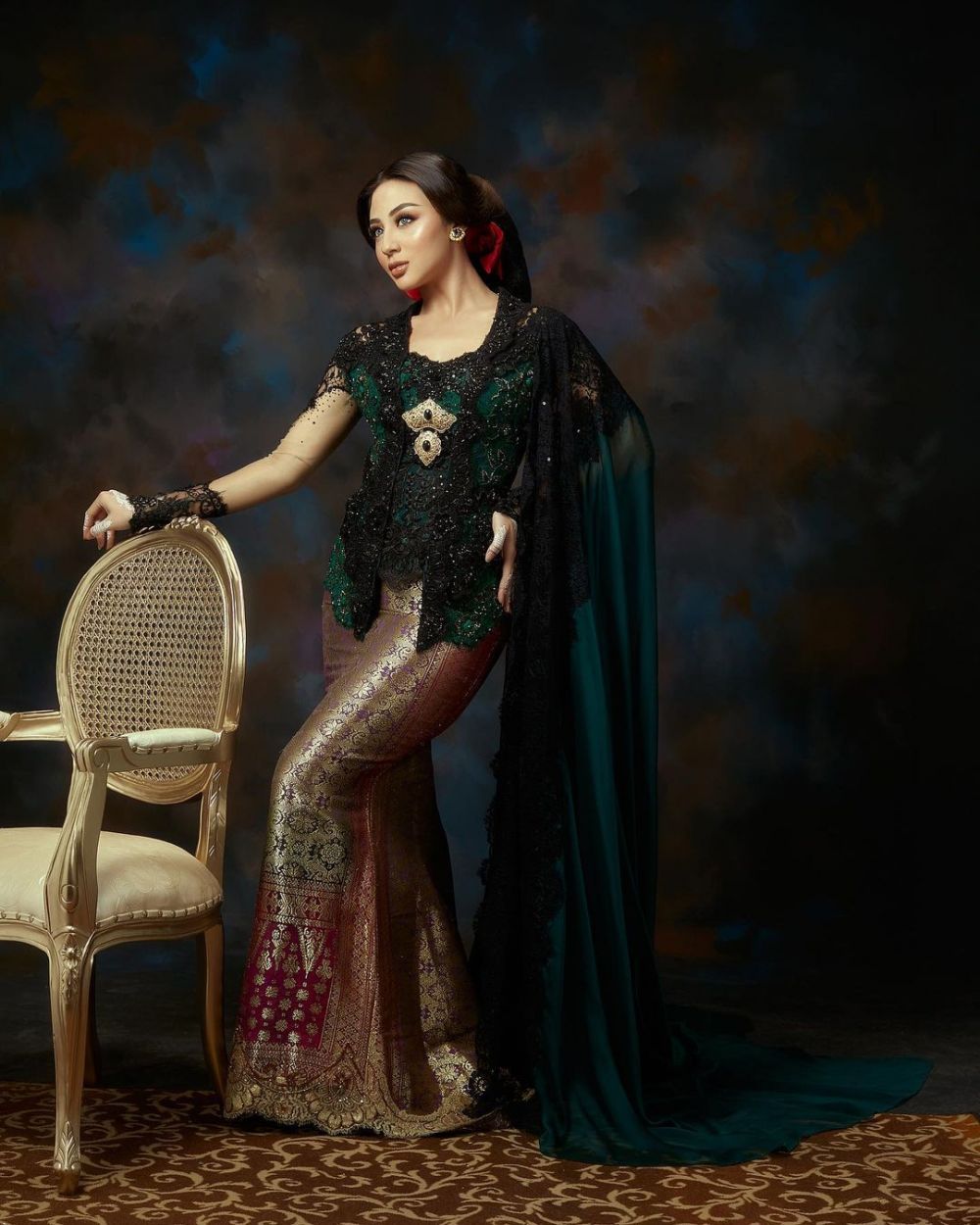 Gaya 8 seleb dengan balutan kebaya peringati Hari Kartini, memesona