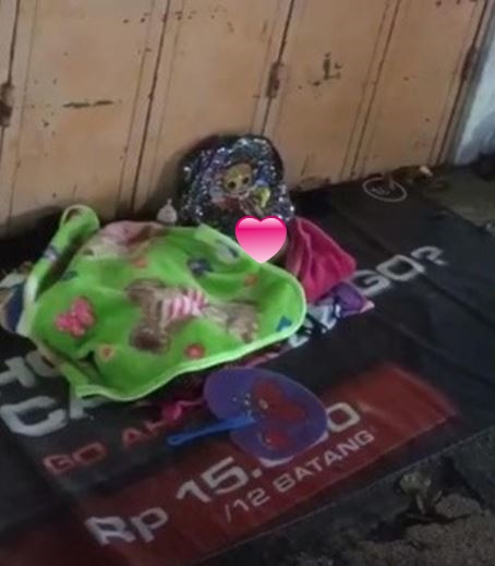 Viral bayi tidur sendirian di trotoar tanpa menangis, kisahnya haru