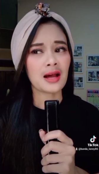 8 Potret Lenny, seleb TikTok yang mirip Iis Dahlia