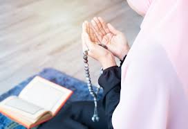 10 Adab berdoa sesuai ajaran Rasulullah, lengkap dengan dalil
