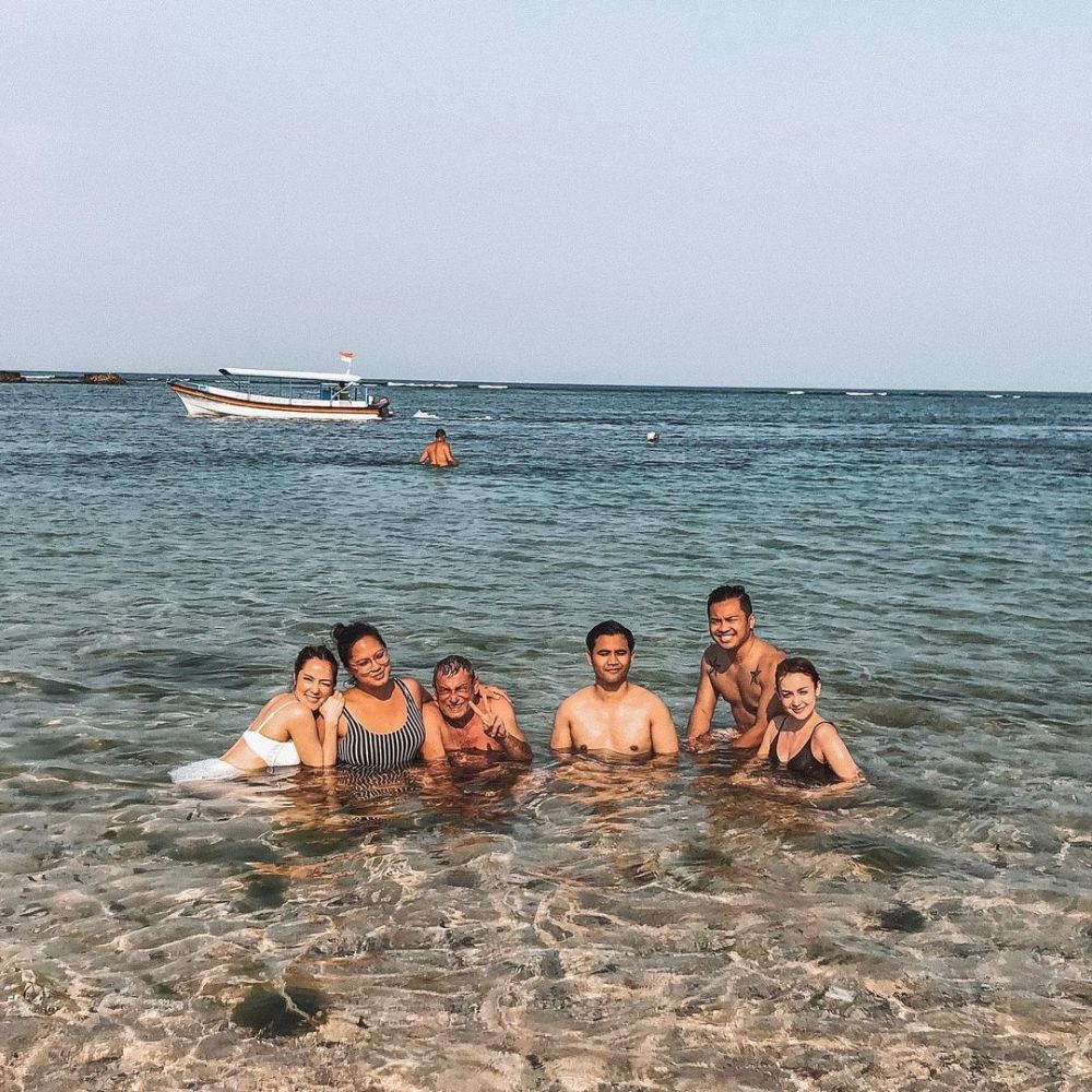 Jarang terekspos, intip 8 potret Cathy Sharon dan ayah bulenya