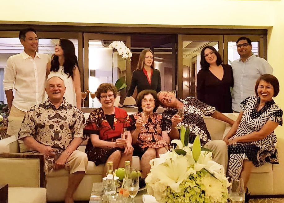 Jarang terekspos, intip 8 potret Cathy Sharon dan ayah bulenya