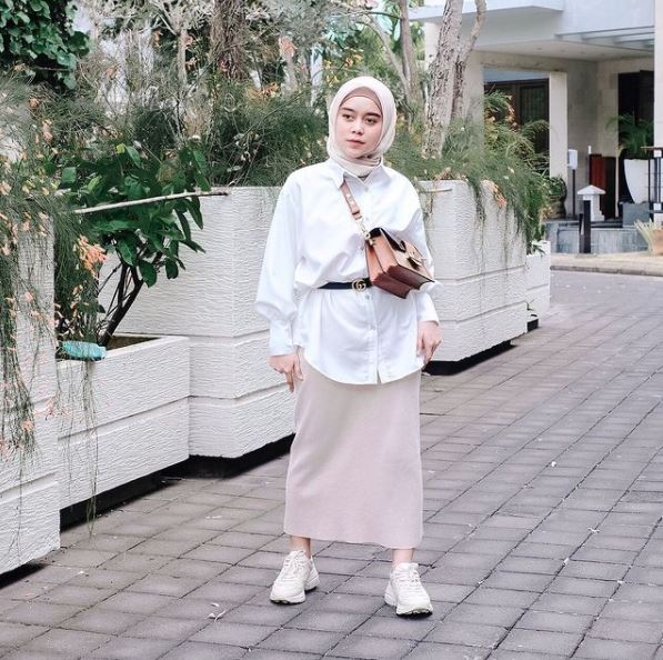 10 Beda gaya outift keseharian Lesty Kejora dan Dinda Hauw