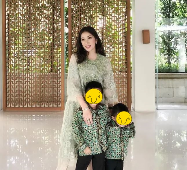10 Beda gaya Annisa Pohan dan Aliya Rajasa pakai kebaya, anggun banget