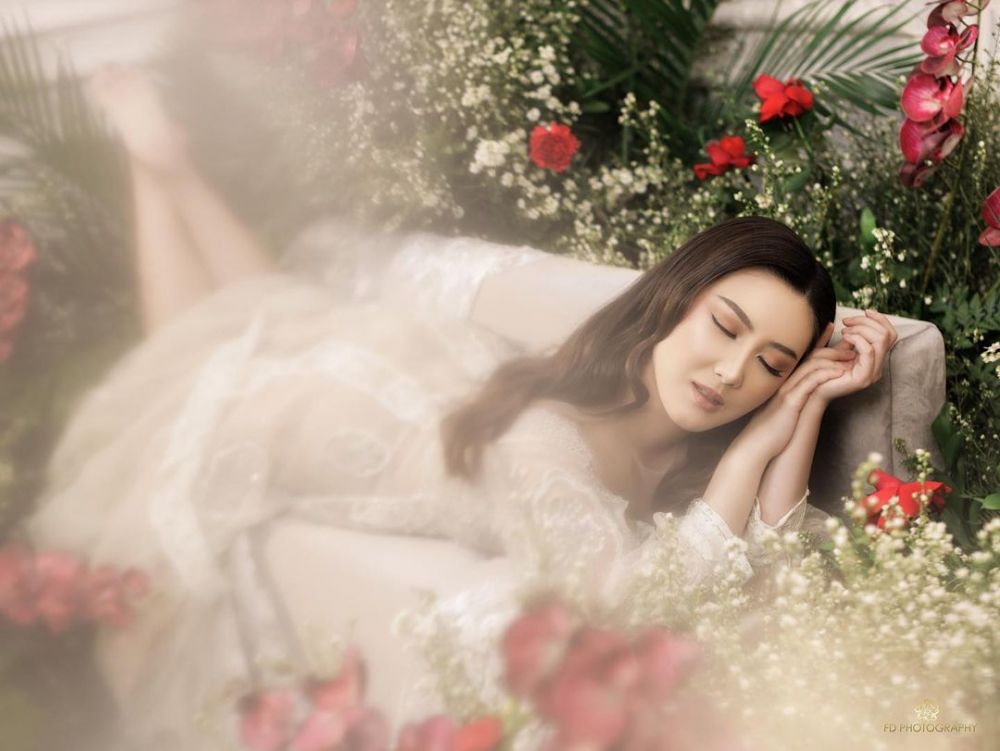 5 Gaya pemotretan Karen Vendela, menawan bak bidadari