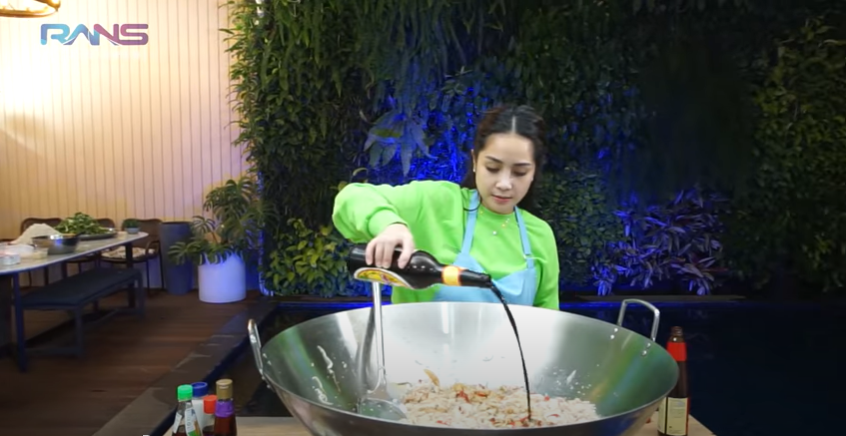 10 Momen Nagita Slavina masak untuk sahur karyawan & kuli bangunan