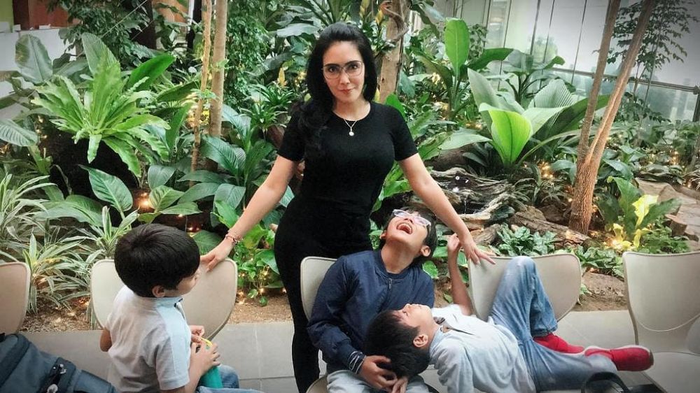 Beda gaya 6 seleb yang jadi anggota DPR di keseharian, tetap menawan