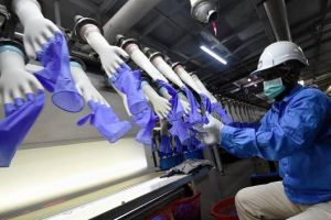 Pabrik sarung tangan kesehatan ini siap dukung pasokan untuk Indonesia