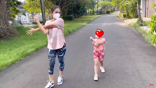 8 Momen Ussy Sulistiawaty keluar rumah pertama usai sembuh Covid-19