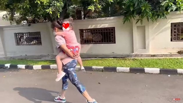 8 Momen Ussy Sulistiawaty keluar rumah pertama usai sembuh Covid-19