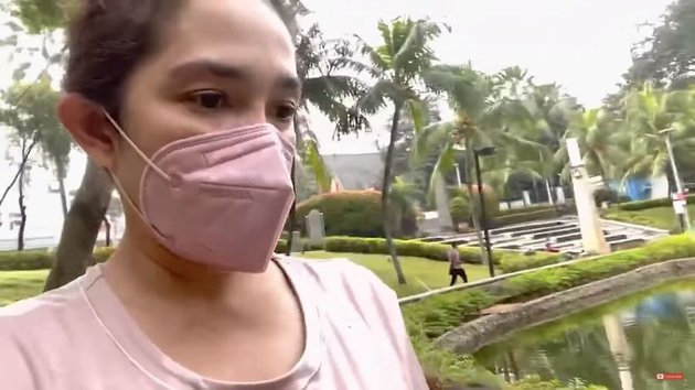 8 Momen Ussy Sulistiawaty keluar rumah pertama usai sembuh Covid-19