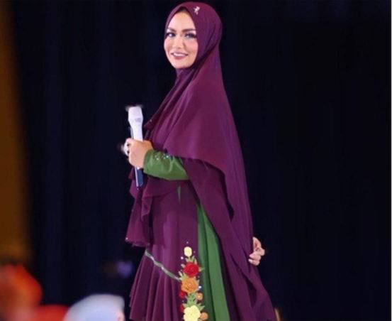 10 Potret Krisdayanti ketika kenakan hijab, makin memesona