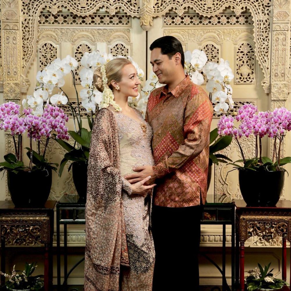 Penampilan istri bule 7 seleb kenakan kebaya, auranya terpancar
