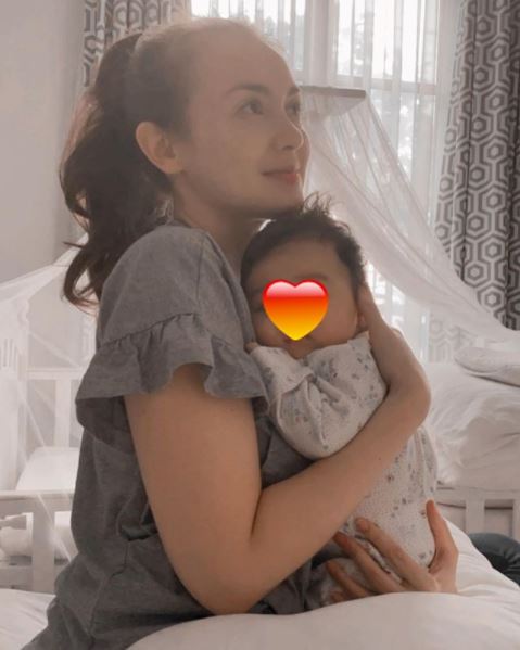 10 Momen Rianti Cartwright momong sang anak, penuh kasih sayang