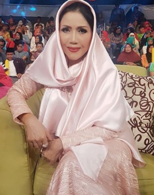 10 Potret terbaru Rita Sugiarto, awet muda dan glamor di usia 60 tahun