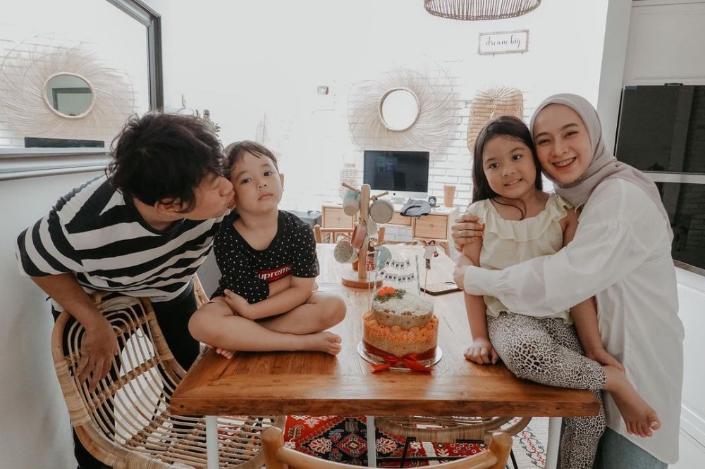 10 Penampakan rumah Melki Bajaj, ruang kerjanya curi perhatian