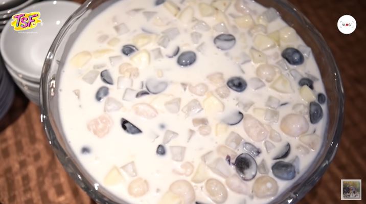 8 Potret buka puasa keluarga besar Zaskia Sungkar, menunya lengkap