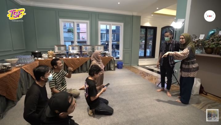 8 Potret buka puasa keluarga besar Zaskia Sungkar, menunya lengkap